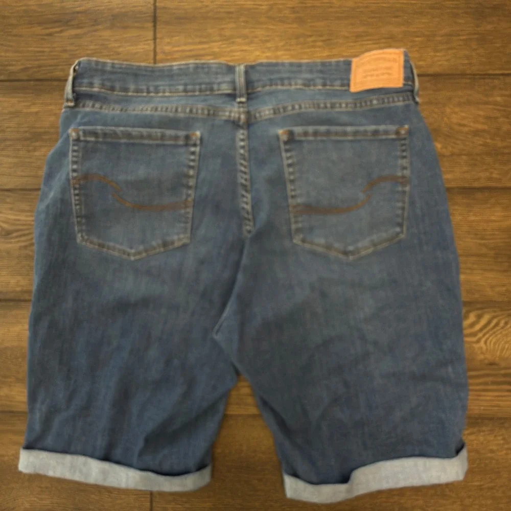 Signature by Levi Strauss & Co Womens Blue Bermuda Denim Shorts Size 16 W33
